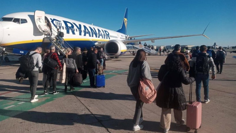 ep archivo   pasajeros de un vuelo de ryanair