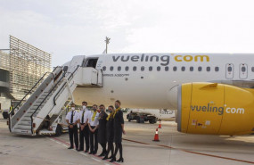 ep archivo   pilotos y tripulacion de cabina de un avion de vueling