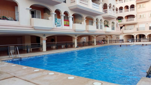 ep archivo   piscina comunitaria en una urbanizacion de almeria