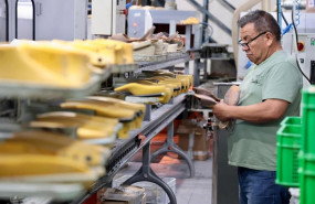 ep archivo   trabajador en una fabrica de calzado de menorca