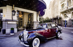 ep archivo   un coche de epoca permanece aparcado en la puerta del hotel the westin palace madrid