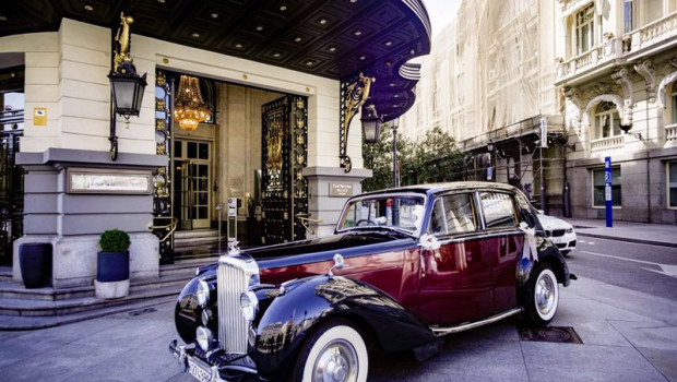 ep archivo   un coche de epoca permanece aparcado en la puerta del hotel the westin palace madrid