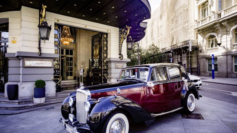 ep archivo   un coche de epoca permanece aparcado en la puerta del hotel the westin palace madrid