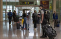 ep archivo   un grupo de personas con maletas en el aeropuerto de barcelona