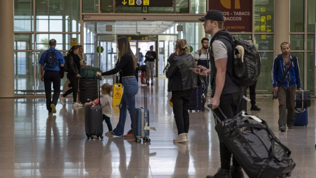 ep archivo   un grupo de personas con maletas en el aeropuerto de barcelona