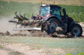 ep archivo un tractor ara el campo en murcia region de murcia la cosecha de cereales caeria este ep archivo un tractor ara el campo en murcia region de murcia la cosecha de cereales caeria este