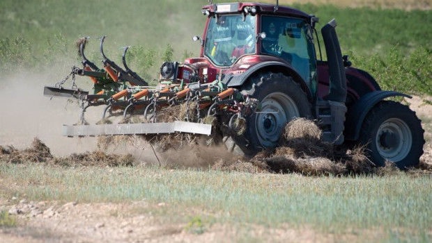 ep archivo   un tractor ara el campo en murcia region de murcia la cosecha de cereales caeria este