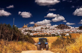 ep archivo   un tractor en el medio rural