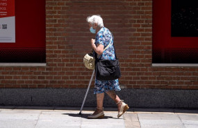 ep archivo   una anciana con mascarilla camina por la calle