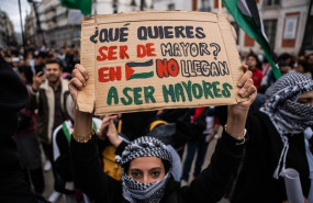 ep archivo   una mujer con un cartel durante una manifestacion en apoyo a palestina