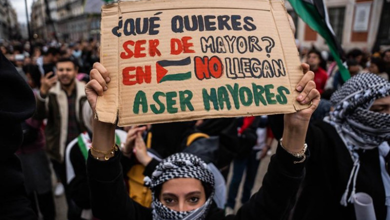 Archivo - Una mujer con un cartel durante una manifestación en apoyo a Palestina. | Matias Chiofalo - Europa Press - Archivo ep archivo una mujer con un cartel durante una manifestacion en apoyo a palestina