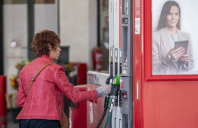 ep archivo   una mujer reposta en una gasolinera cepsa de avenida de portugal en mostoles a 5 de
