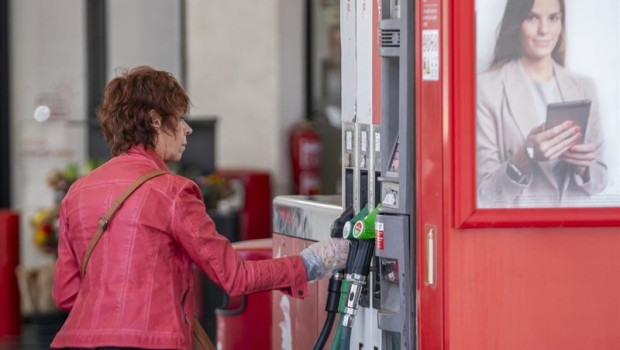 ep archivo   una mujer reposta en una gasolinera cepsa de avenida de portugal en mostoles a 5 de