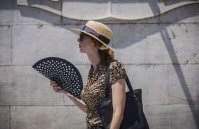 ep archivo   una mujer se abanica mientras camina por la avd de la constitucion durante la ola de