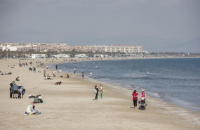 ep archivo   varias personas en la playa de la malvarrosa en las fallas 2022 a 10 de marzo de 2022