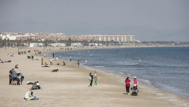 ep archivo   varias personas en la playa de la malvarrosa en las fallas 2022 a 10 de marzo de 2022