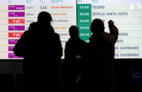 ep archivo   varias personas observan los paneles informativos en la estacion de tren de