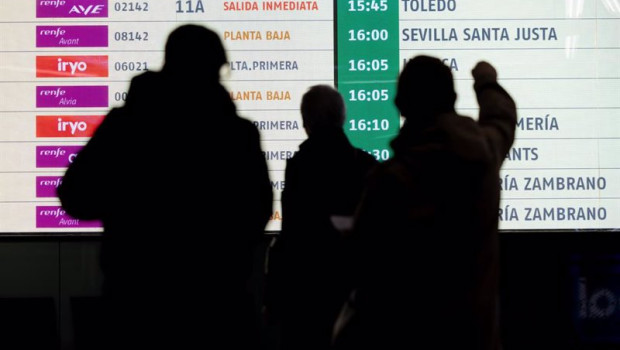 ep archivo varias personas observan los paneles informativos en la estacion de tren de ep archivo varias personas observan los paneles informativos en la estacion de tren de