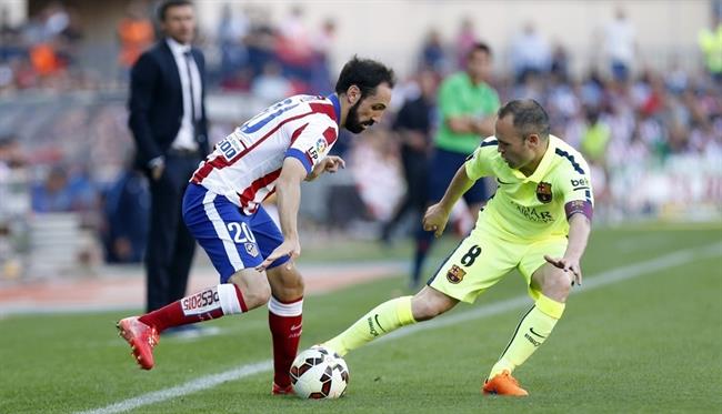 Atlético de Madrid - Barcelona. Juanfran amaga para tratar de superar a Iniesta | ÁNGEL GUTIÉRREZ ep atleticomadrid - barcelona juanfran amagatratarsuperariniesta