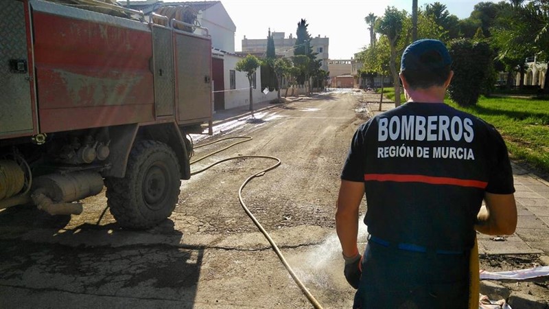 ep bomberos del ceis en trabajos de limpieza de calles del casco urbano de los alcazares