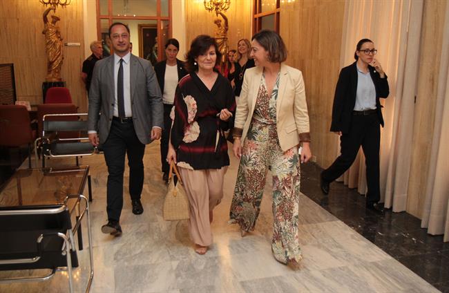 Carmen Calvo (centro) a su llegada al Ayuntamiento de Córdoba | AYUNTAMIENTO DE CÓRDOBA ep carmen calvo centro allegadaayuntamientocordoba