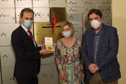 ep el ministro de ciencia e innovacion pedro duque deposita en la caja de las letras la medalla ep el ministro de ciencia e innovacion pedro duque deposita en la caja de las letras la medalla