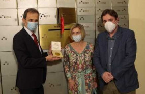 ep el ministro de ciencia e innovacion pedro duque deposita en la caja de las letras la medalla
