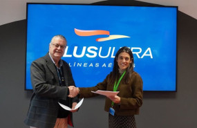 ep el presidente de plus ultra lineas aereas julio martinez sola y la presidenta de sitcpla laura
