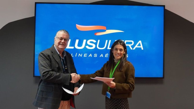 ep el presidente de plus ultra lineas aereas julio martinez sola y la presidenta de sitcpla laura