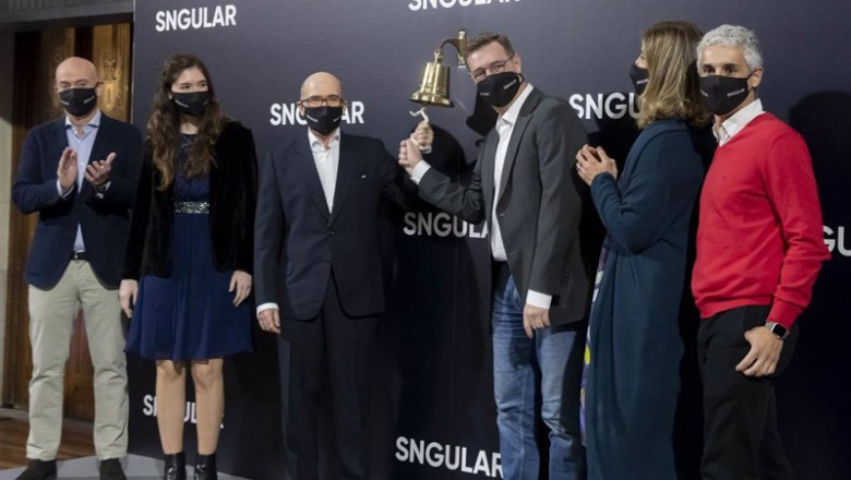 El presidente y fundador de Sngular, José Luis Vallejo, toca la campana que marca el debut de la empresa en BME Growth el miércoles 1 de diciembre de 2021 en el Palacio de la Bolsa de Madrid. | JOSE LUIS PINDADO/BME ep el presidente y fundador de sngular jose luis vallejo toca la campana que marca el debut de la