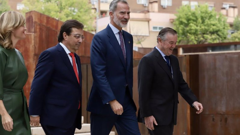 ep el rey felipe vi junto al presidente de la junta de extremadura guillermo fernandez vara el ep el rey felipe vi junto al presidente de la junta de extremadura guillermo fernandez vara el