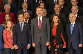 ep el rey felipe vi y la reina letizia posan con los directores de la asale y los patronos de la rae 20191108140503