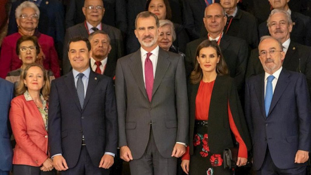ep el rey felipe vi y la reina letizia posan con los directores de la asale y los patronos de la rae 20191108140503
