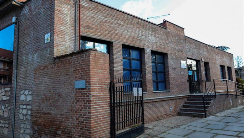 Entrada del centro de mayores de Valdemoro al que acudía un hombre que ha fallecido con coronavirus y al menos 16 usuarios han dado positivo, en Madrid (España), a 6 de marzo de 2020. | Jesús Hellín - Europa Press ep entrada del centro de mayores de valdemoro al que acudia un hombre que ha fallecido con