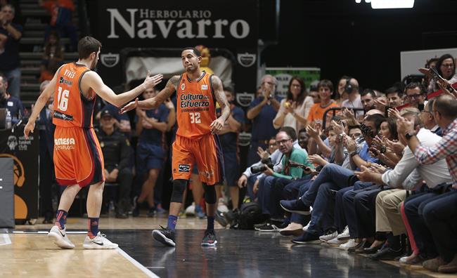 Guillem Vives y Erick Green (Valencia Basket Club) | ACB PHOTO - M.Á. POLO ep guillem viveserick green valencia basket club