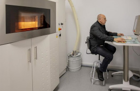 ep imagen de un operario de seat imprimiendo una pieza en 3d