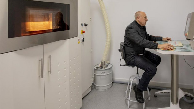 ep imagen de un operario de seat imprimiendo una pieza en 3d