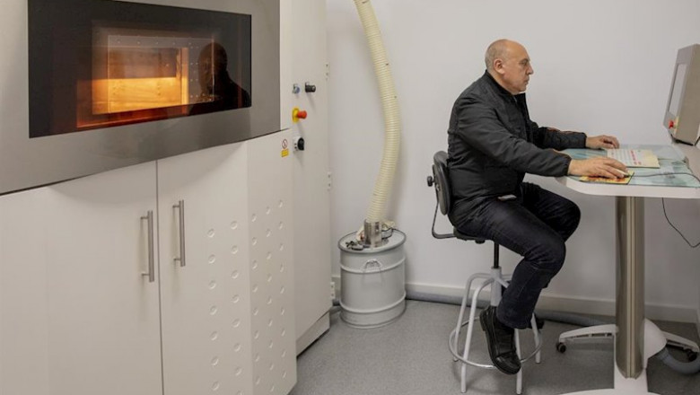 ep imagen de un operario de seat imprimiendo una pieza en 3d