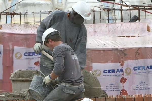 ep imagen de unos trabajadores extranjeros en una obra ep imagen de unos trabajadores extranjeros en una obra