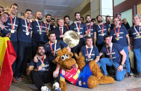 ep la seleccion espanola de balonmano posa con su titulo de campeona de europa en el aeropuerto