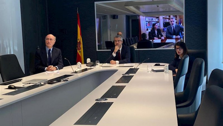 Los Reyes se han reunido con el presidente de AENA, Maurici Lucena (2d), el director general, Javier Marín San Andrés (1i) y la directora general Comercial, Inmobiliaria y de Desarrollo Internacional, María José Cuenda Chamorro (1d) | Casa de S.M. el Rey ep los reyes se han reunido con el presidente de aena maurici lucena 2d el director general javier