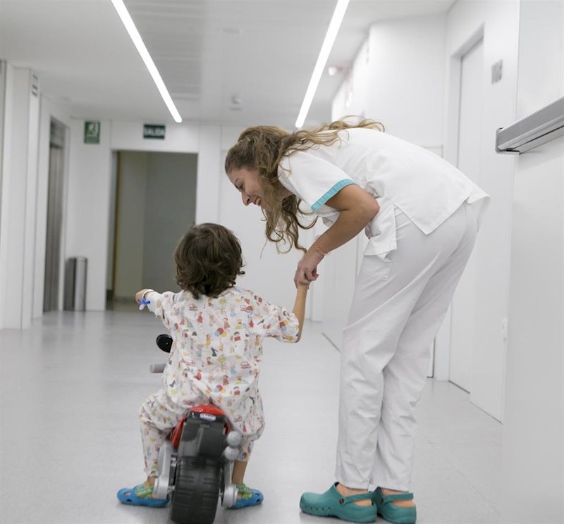 ep nino hospitalizado con minimoto y enfermera de quironsalud
