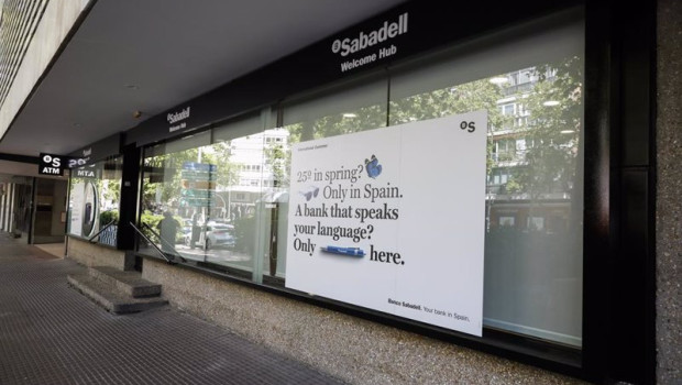 ep oficina de banco sabadell enfocada en clientes internacionales