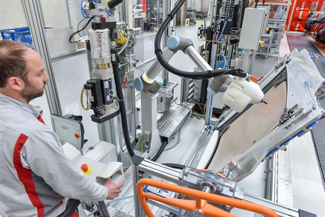 Operarios de Audi trabajan con robots | AUDI ep operariosaudicon robots
