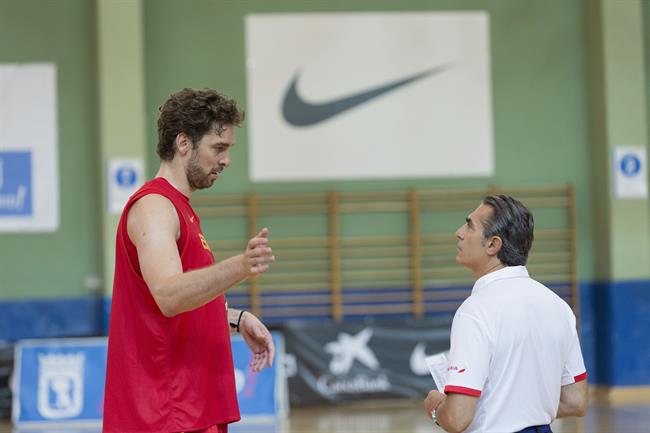 Pau Gasol y Sergio Scariolo con la selección española | ALBERTO NEVADO ep pau gasolsergio scariolola seleccion espanola