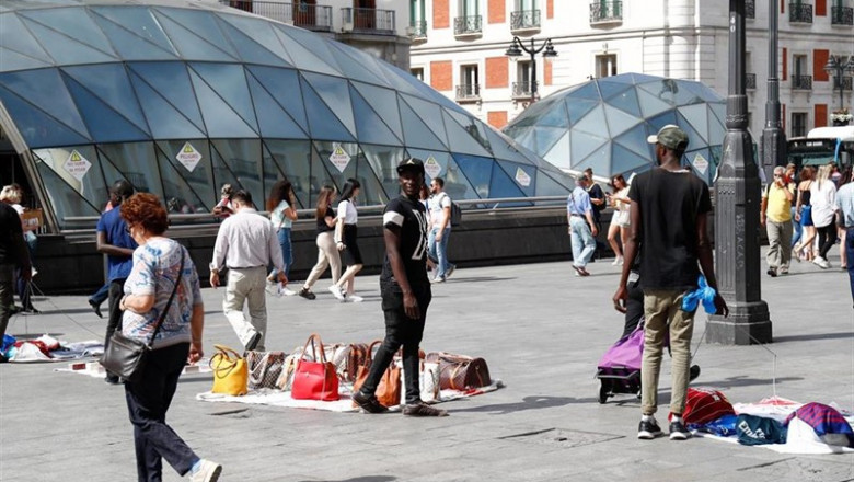 Puestos de Top Manta en la Plaza del Sol de Madrid. | Óscar J.Barroso - Europa Press - Archivo ep puestostop mantala plazasolmadrid