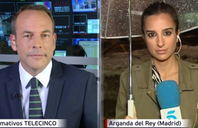 ep roberto fernandez presenta el informativo de la noche de telecinco desde la zona de control por