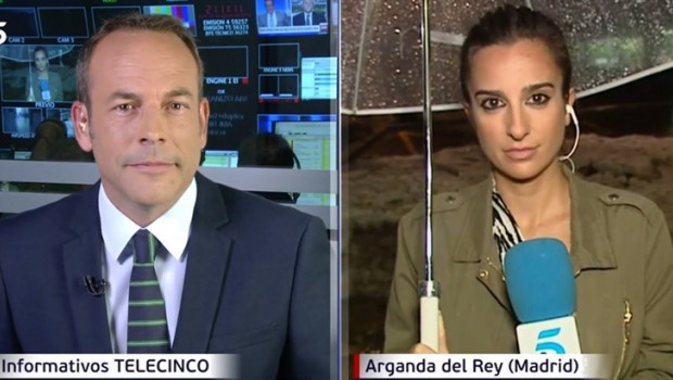 ep roberto fernandez presenta el informativo de la noche de telecinco desde la zona de control por