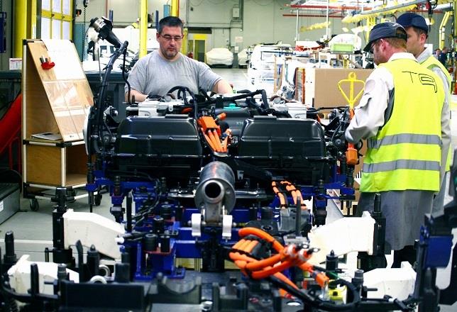 Trabajadores de PSA montan un vehículo híbrido enchufable | PSA ep trabajadorespsa montanvehiculo hibrido enchufable