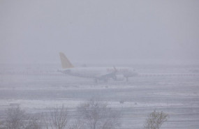ep un avion de la compania flypgs en el aeropuerto de madrid-barajas adolfo suarez